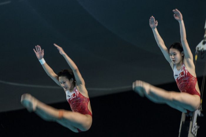 Peloncat Indah Cina Zhang Jiaqi dan Zhang Minjie melakukan loncatan pada Final Loncat Indah Putri Platform 10 meter Sinkronisasi Asian Games ke-18 Tahun 2018 di Aquatic Center, Gelora Bung Karno, Jakarta, Selasa (28/8). Tim Cina berhasil meraih medali emas. 