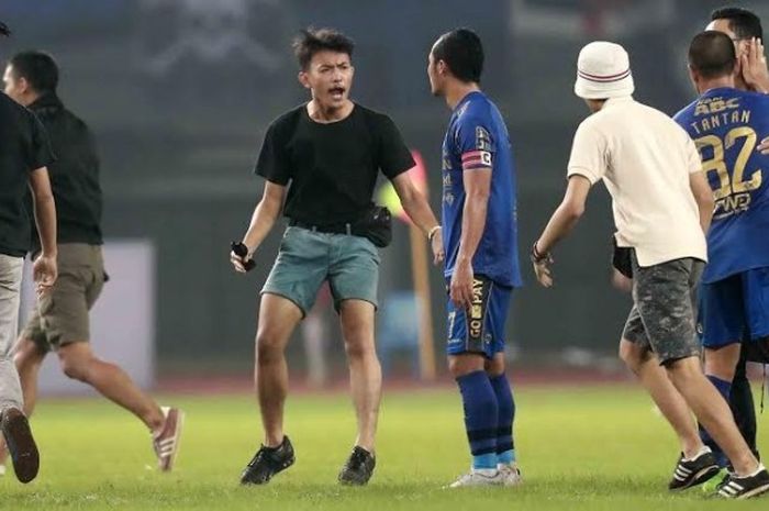 Para bobotoh fans Persib turun ke lapangan saat Atep (tengah) dkk dijamu Bhayangkara FC pada pekan kesembilan Liga 1 musim 2017 di Stadion Patriot Chandrabaga, Kota Bekasi, Minggu (4/6/2017) malam. 