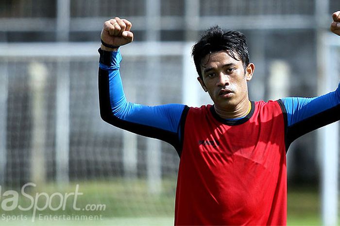 Bek Arema FC, Beny Wahyudi, saat mengikuti latihan tim di Lapangan Asifa Malang, Jawa Timur, (12/01/2016).