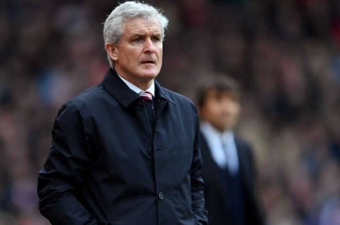 Ekspresi manajer Stoke City, Mark Hughes, saat menyaksikkan timnya bertanding menghadapi Chelsea dalam laga Premier League 2016-2017 di Stadion Britannia, Stoke-on-Trent, Inggris, pada Sabtu (18/3/2017).