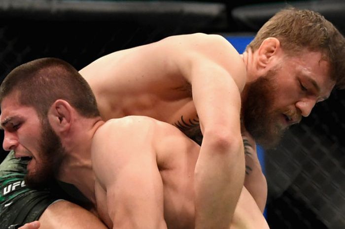 Conor McGregor dari Irlandia (kanan) bertarung melawan Khabib Nurmagomedov asal Rusia di UFC 229 di T-Mobile Arena, Las Vegas, Nevada, pada 6 Oktober 2018.