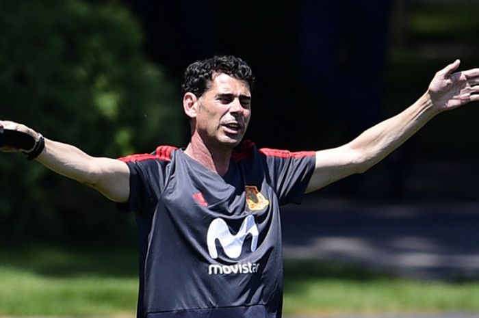 Fernando Hierro saat memimpin latihan timnas Spanyol di Krasnodar Academy, 21 Juni 2018, dalam ajang Piala Dunia 2018.