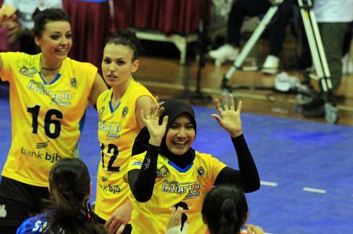 Tim bola voli putri Bandung Bank BJB Pakuan melakukan selebrasi setelah memenangi laga perdana final four Proliga 2018 di GOR Ken Arok, Malang, Jumat (30/3/2018).