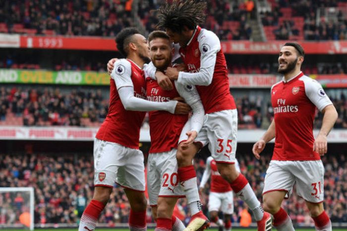 Perayaan gol pemain Arsenal, Shkodran Mustafi (kedua dari kiri) ke gawang Watford pada pertandingan Liga Inggris di Stadion Emirates, London, Inggris, Minggu (11/3/2018).