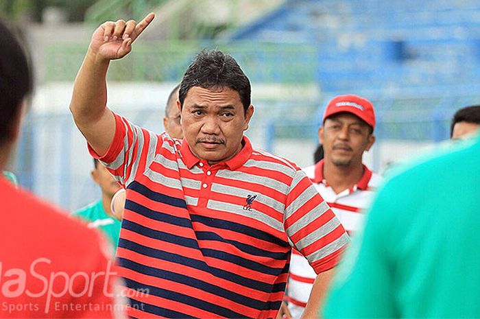 Presiden Madura United, Achsanul Qosasi, memberi arahan saat menghadiri sesi latihan timnya yang dig