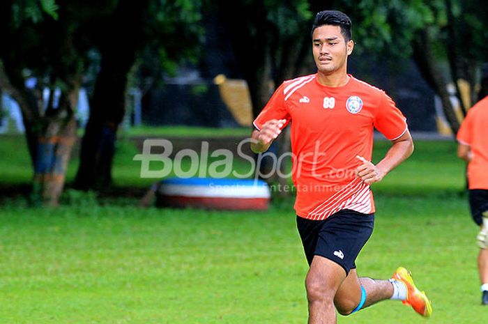  Gelandang Arema FC, Muhammad Rafli, saat mengikuti latihan bersama di Lapangan Dirgantara Kabupaten Malang, Jawa Timur, Selasa (12/12/2017) sore. 