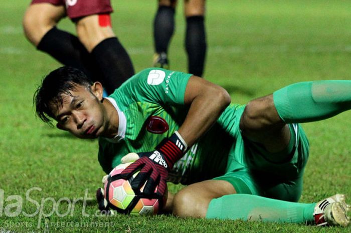 Rivky Mokodompit (PSM Makassar) sedang beraksi menyelamatkan gawangnya dalam pertandingan melawan Arema FC.