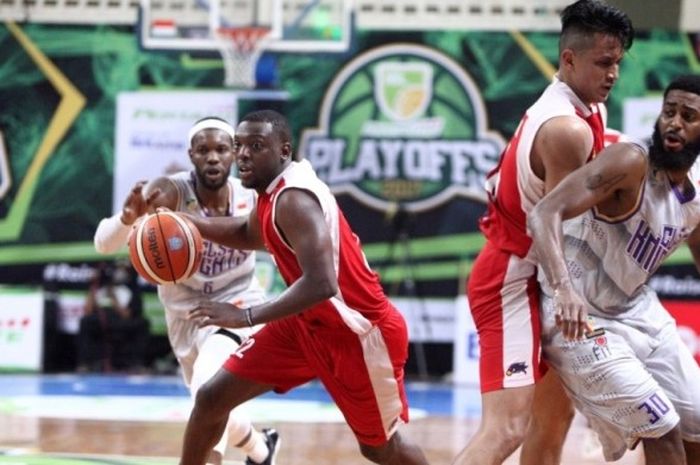 Laga play-off IBL 2017 Divisi Merah antara Bank BJB Jabar Garuda melawan CLS Knights di GOR Kertajaya, Surabaya, 31 Maret 2017.