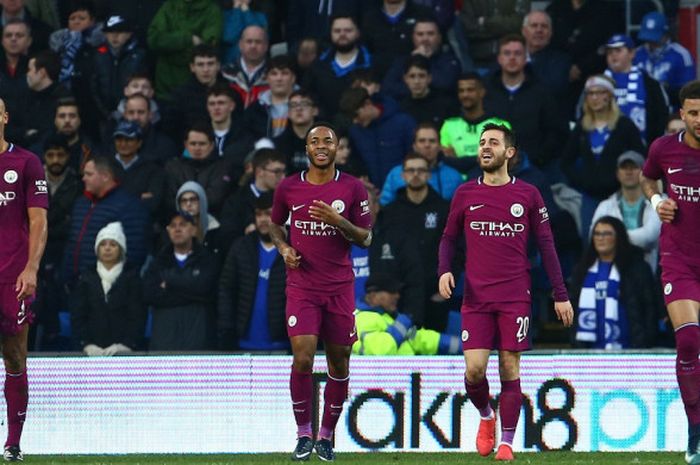 Gelandang Manchester City, Raheem Sterling (kedua dari kiri), merayakan gol yang dia cetak ke gawang Cardiff City dalam laga ronde keempat Piala FA di Cardiff City Stadium, Cardiff, Inggris, pada 28 Januari 2018.