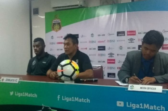 Pelatih dan pemain Sriwijaya FC, Subangkit serta Marckho Sandy memberikan keterangan pers seusai laga kontra tuan rumah Bhayangkara FC, di Stadion PTIK, Jumat (12/10/2018).