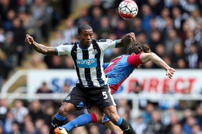 Georginio Wijnaldum dan Yohan Cabaye berebut bola di udara saat Newcastle United menjamu Crystal Pal