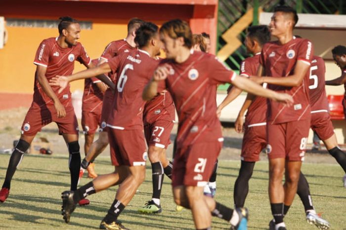 Skuat Persija Jakarta berlatih di Stadion Gelora Ratu Pamelingan, Pamekasan, Madura, Sabtu (13/10/2018).