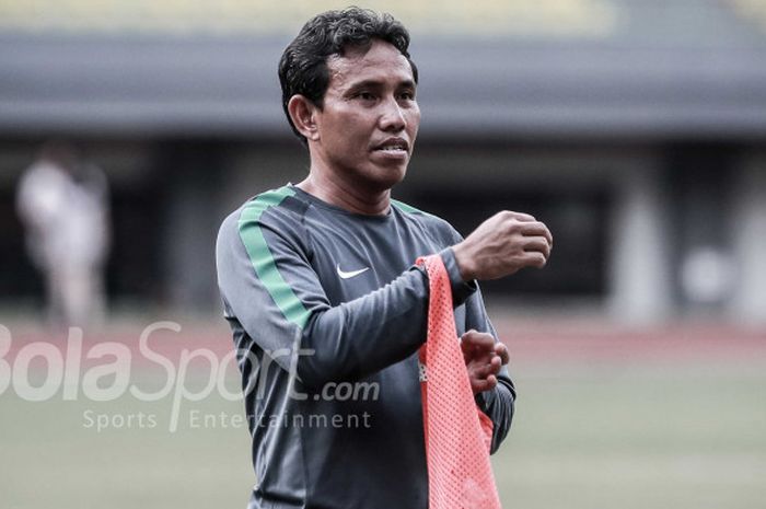 Asisten pelatih Timnas Indonesia Bima Sakti dalam sesi latihan timnas di Stadion Patriot, Bekasi, Jumat (24/11/2017), jelang laga persahabatan melawan Timnas Guyana pada Sabtu (25/11/2017).