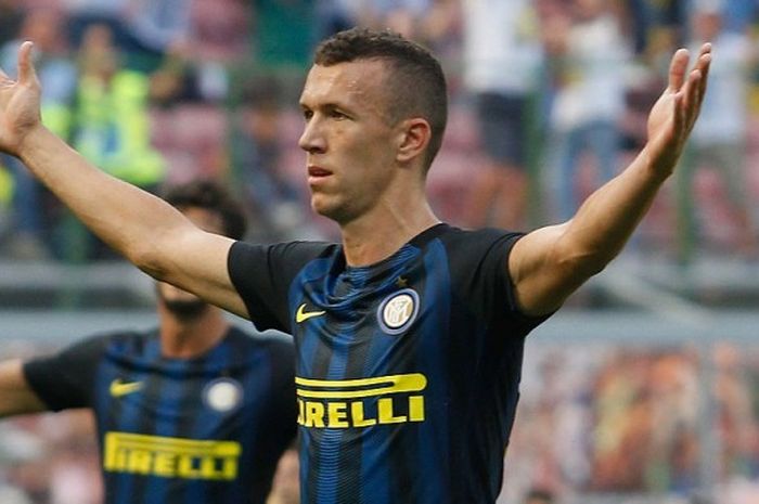 Pemain Inter Milan, Ivan Perisic, merayakan gol yang dia cetak ke gawang Bologna dalam pertandingan Serie A di Giuseppe Meazza, Milan, Italia, 25 September 2016.