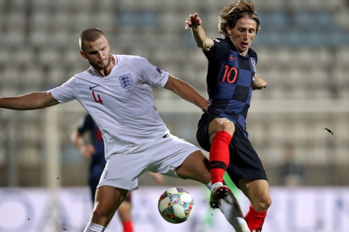 Aksi kapten timnas Kroasia, Luka Modric (kanan), saat berduel dengan gelandang timnas Inggris, Eric Dier, dalam laga Liga A Grup 4 UEFA Nations League di Stadion HNK Rijeka, Rijeka, Kroasia, pada Jumat (12/10/2018). 