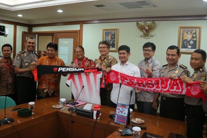 Direktur Persija Jakarta, Gede Widiade (keempat dari kiri), dan Ketua Umum Jakmania, Ferry Indrasjarief (keenam dari kiri), saat beraudiensi dengan Wakapolda Suntana di Mapolda Metro Jaya, Selasa (21/3/2017). 