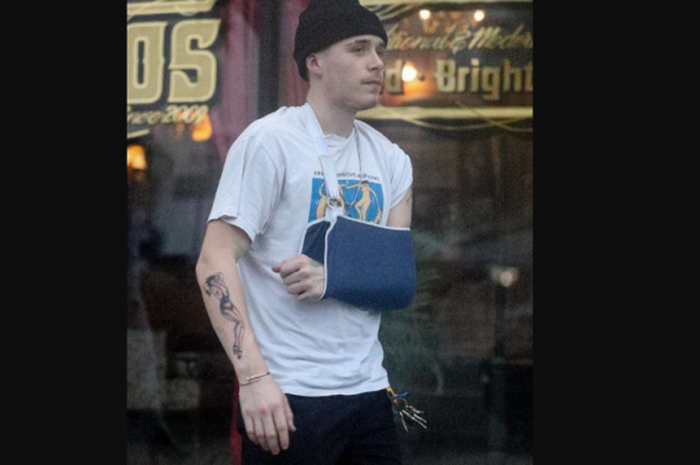 Brooklyn Beckham dengan tato baru di lengan tangan kanan nya