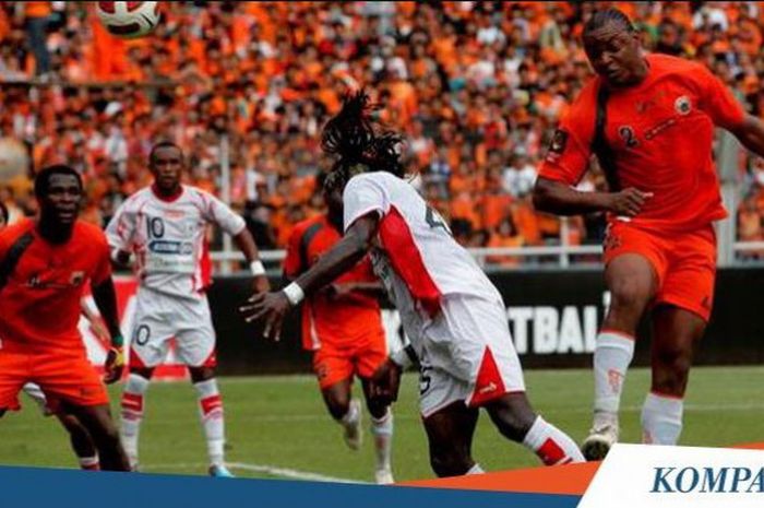 Pemain Persija Jakarta, Agu Casmir (kanan) saat menyundul bola lawan Persipura Jayapura (31/3/2011).