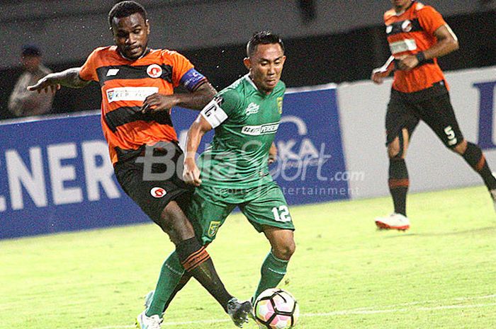 Kapten Perseru, Dominggus Fakdawer (kiri) berusaha menghalau bola dari kaki kapten Persebaya, Rendi Irwan pada laga Grup C Piala Presiden, Selasa (23/1/2018) di Gelora Bung Tomo Surabaya.