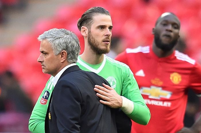 Pelatih Manchester United, Jose Mourinho (kiri), bersalaman dengan David De Gea seusai timnya kalah dari Chelsea dalam laga final Piala FA di Stadion Wembley, London, Inggris pada 19 Mei 2018.