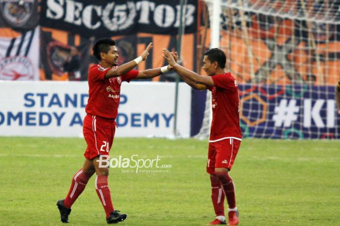 Striker Persija, Bambang Pamungkas, merayakan golnya bersama Ismed Sofyan pada laga kontra Mitra Kukar di babak perempat final Piala Presiden 2018 di Stadion Manahan, Solo, Minggu (4/2/2018).