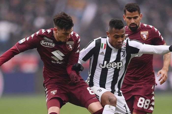 Sayap Juventus, Alex Sandro, dikepung dua pemain Torino, Daniele Baselli dan Tomas Rincon, dalam  laga derbi Turin pada pekan ke-25 Liga Italia, Minggu (18/2/2018) di Stadion Olimpiade Turin.