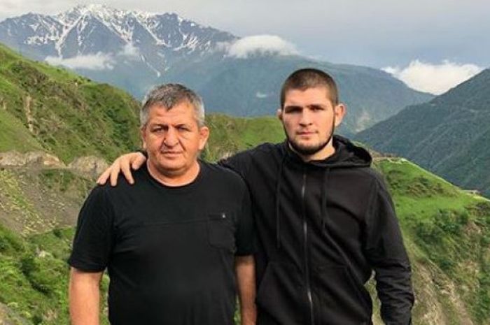 Khabib Nurmagomedov dan Ayahnya yaitu Abdulmanap Nurmagomedov.