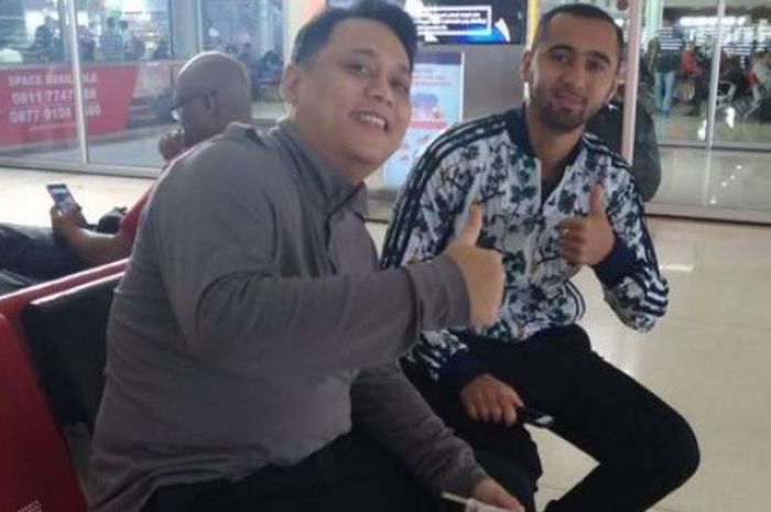 Akhlidin Israilov (Kanan), sedang berada di Bandara Sokarno Hatta. Kamis (22/2/2018) 