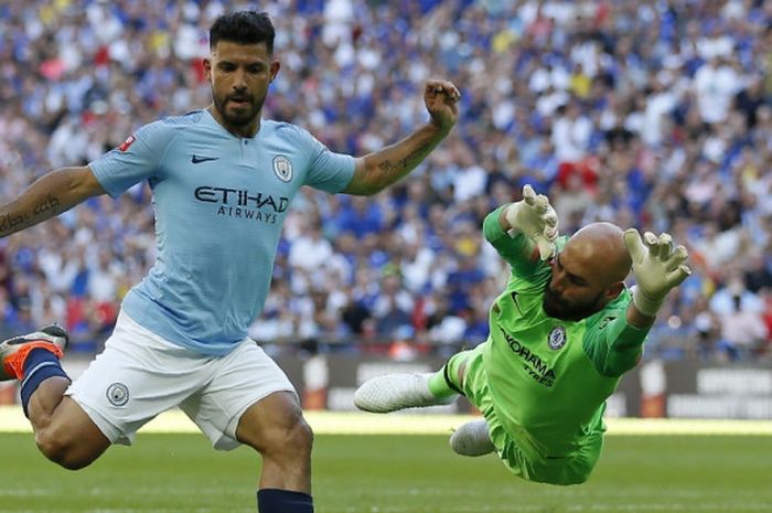 Kiper Chelsea, Willy Caballero (kanan), berusaha menghalangi penyerang Manchester City, Sergio Aguero, dalam laga Community Shield di Stadion Wembley, London, Inggris pada 5 Agustus 2018.