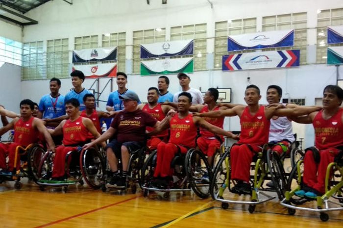 Tim nasional basket kursi roda Indonesia berfoto sesuai menjalani laga uji coba melawan Thailand, di British Jakarta School (BSJ), Tangerang Selatan, Senin (25/6/2018).