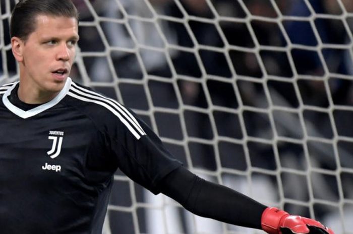 Kiper kedua Juventus, Wojciech Szczesny, melakukan pemanasan menjelang duel Liga Italia kontra SPAL di Allianz Stadium Turin, 25 Oktober 2017.