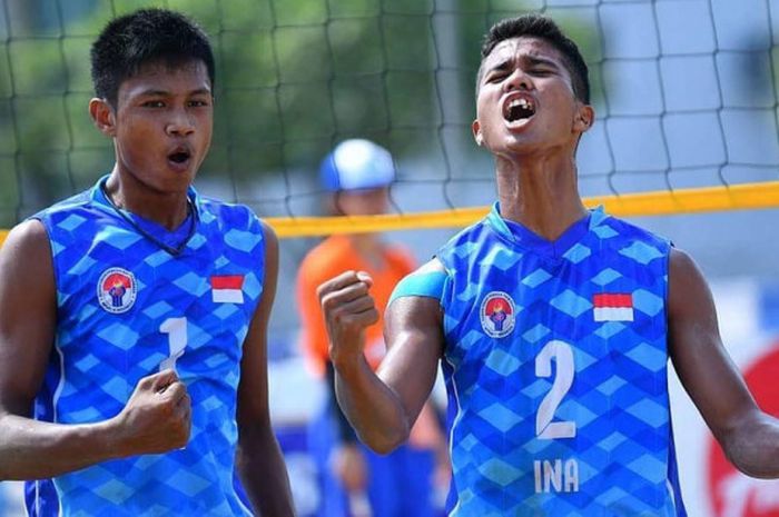 Danang Herlambang (kanan) dan Bintang Akbar (kiri) saat tampil pada ajang 2018 Asian U19 Beach Volleyball Championship di Nakhon Pathom, Thailand.