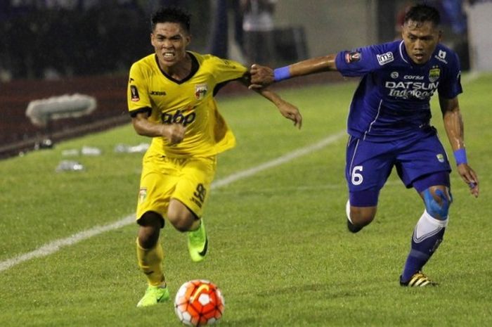 Pemain Mitra Kukar, Yogi Rahardian (kiri) beradu lari dengan bek Persib Bandung, Tony Sucipto dalam pertandingan 8 besar Piala Presiden 2017 di Stadion Manahan, Solo, pada Sabtu (25/2/2017).