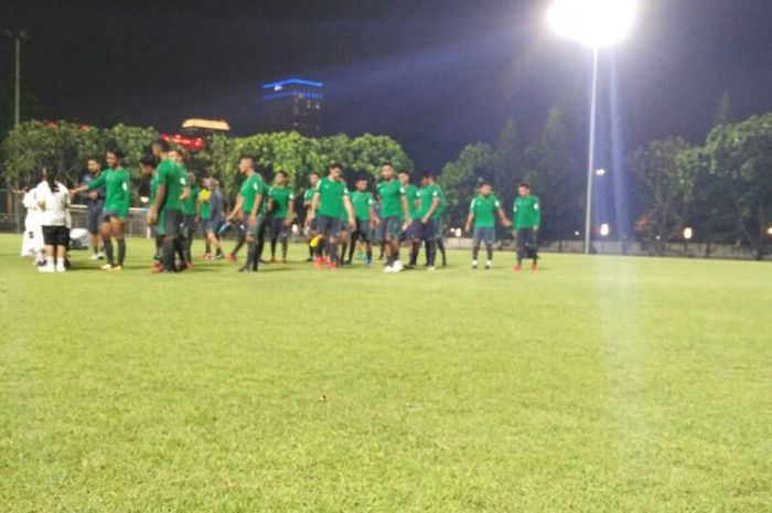 Suasana pasca-latihan Timnas Indonesia menjelang laga uji coba kontra Islandia di Lapangan C, Kompleks Gelora Bung Karno, Senayan, Jakarta, Jumat (12/1/2018) malam WIB.