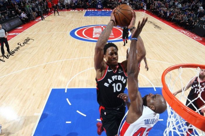 Aksi dunk pemain Toronto Raptors, DeMar DeRozan (bawa bola) pada laga lanjutan NBA 2017/2018 kontra Detroit Pistons, Rabu (7/3/2018) waktu AS.