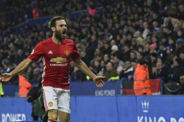 Selebrasi gelandang Manchester United, Juan Mata, usai menjebol gawang Watford pada lanjutan Premier League di Old Trafford, Sabtu (11/2/2017). 