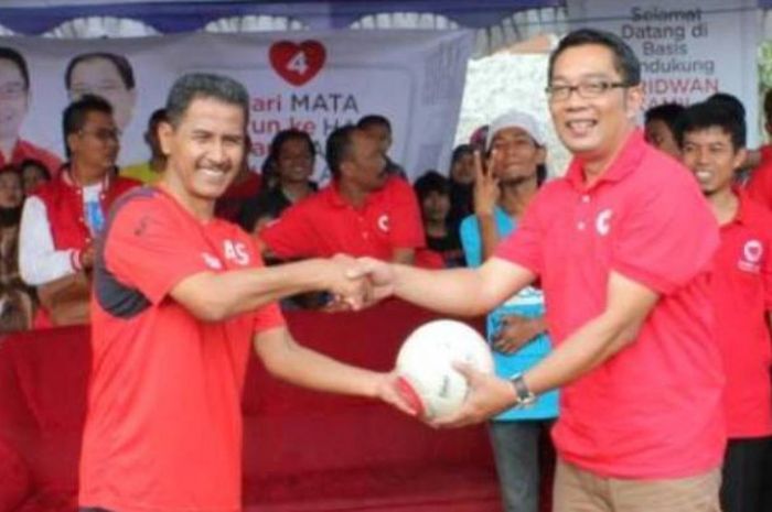 Eks pemain Persib Bandung era akhir 1980-an, Adjat Sudrajat (kiri) bersama Wali Kota Bandung, Ridwan Kamil dalam sebuah acara pada November 2015. 