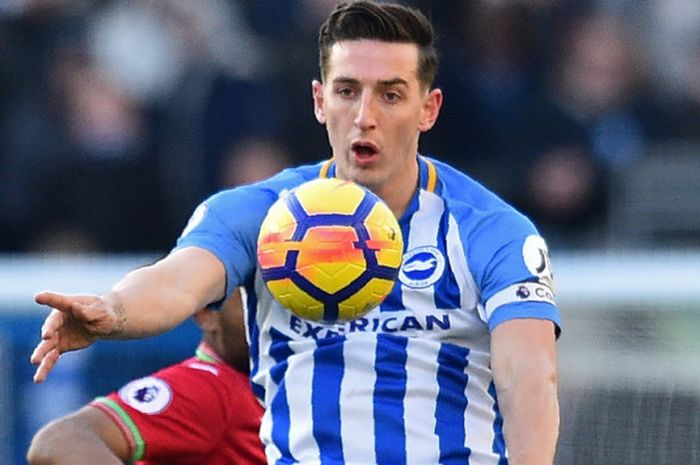 Bek tengah sekaligus kapten Brighton & Hove Albion, Lewis Dunk, saat mengedalikan bola dalam laga Liga Inggris 2017-2018 menghadapi Swansea City di Stadion American Express Community, Brighton, Inggris, pada Sabtu (24/2/2018).