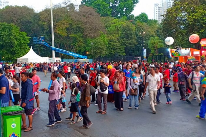 Pemandangan antrean penonton yang ingin memasuki Stadion Utama Gelora Bung Karno, Senayan, Jakarta, melalui Pintu 2 untuk menyaksikan cabang atletik Asian Games 2018 pada Minggu (26/8/2018).