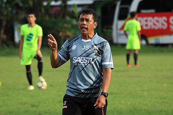 Pelatih Persis Solo, Jafri Sastra, memberikan arahan dalam sebuah sesi latihan di Lapangan Bolon, Karanganyar.