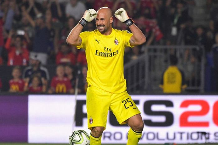 Kiper AC Milan, Pepe Reina, melakukan selebrasi saat babak adu penalti dalam laga International Champions Cup 2018 kontra Manchester United di Stadion Rose Bowl, California, Amerika Serikat, Kamis (26/7/2018).