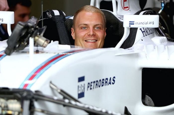 Pebalap Formula 1 dari tim William, Valtteri Bottas, bersiap di mobil balapnya menjelang ajang balapan GP Brasil di Sirkuit Autodromo Jose Carlos Pace, Sao Paulo, pada 10 November 2016.