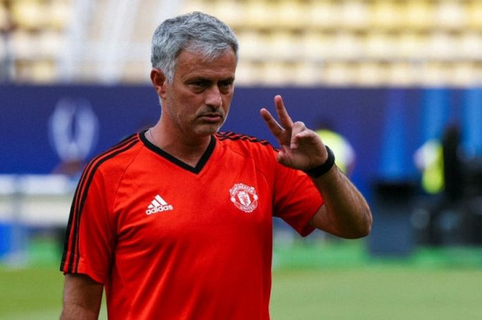 Reaksi pelatih Manchester United, Jose Mourinho, saat memimpin latihan timnya di Philip II Arena, Skopje, Makedonia, 7 Agustus 2017, sehari menjelang duel Piala Super Eropa lawan Real Madrid.