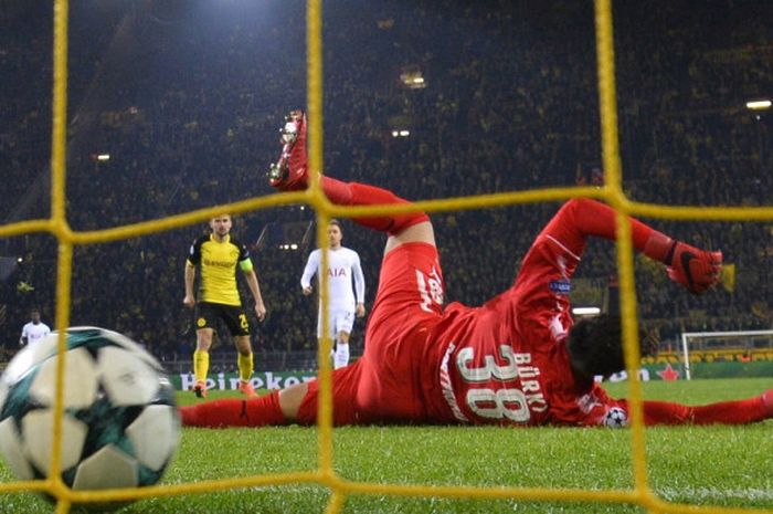 Bola tembakan striker Tottenham Hotspur, Harry Kane, masuk ke gawang Borussia Dortmund pada partai fase grup Liga Champions di Stadion Signal Iduna Park, 21 November 2017.