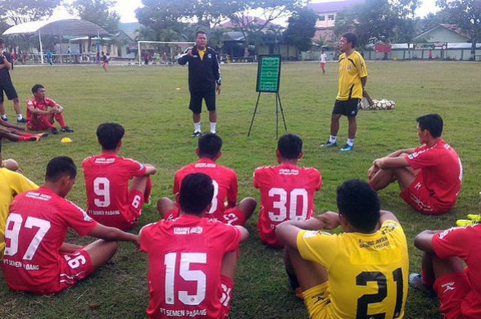 Pelatih Semen Padang, Syafrianto Rusli, memberi arahan kepada pemain dalam sesi latihan di lapangan Neusu Banda Aceh, Rabu (28/2/2018), jelang mengikuti turnamen Cawan Aceh 2018.