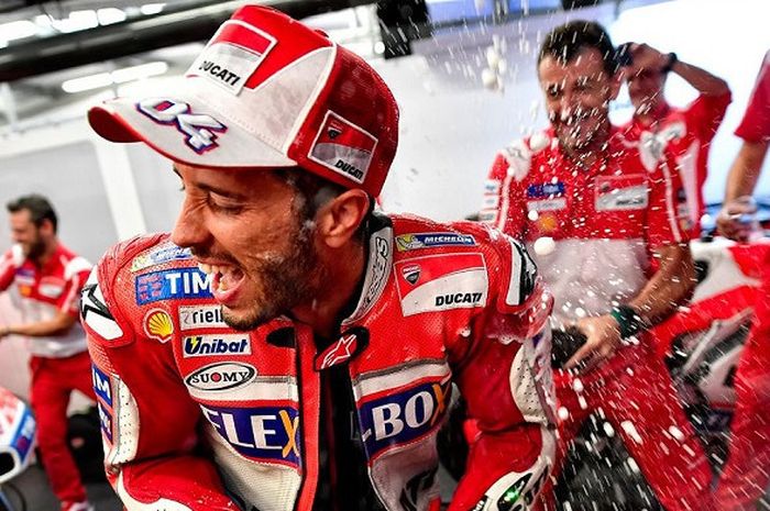 Andrea Dovizioso saat merayakan kemenangannya di MotoGP Inggris (27/8/2017).