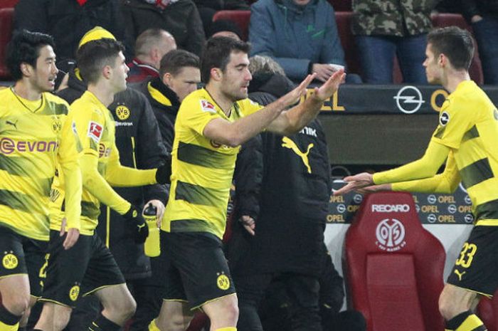 Para pemain Borussia Dortmund merayakan gol Sokratis Papastathopoulos (kedua dari kanan) pada pertandingan Liga Jerman melawan Mainz 05 di Stadion Opel Arena, Rabu (13/12/2017) dini hari WIB.