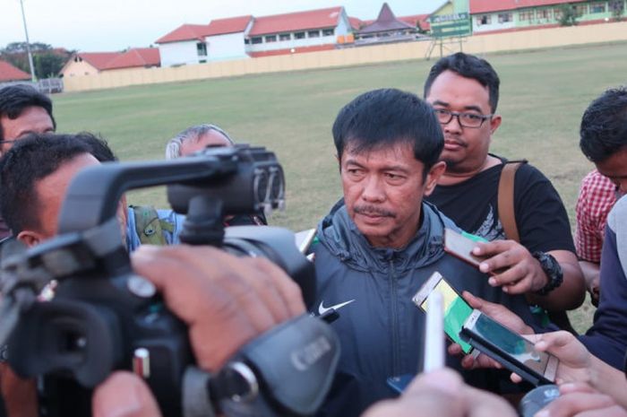 Pelatih timnas U-19 Indonesia, Indra Sjafri, menemui wartawan usai sesi latihan rutin timnas U-19 Indonesia di Stadion Jenggolo, Sidoarjo, Rabu (4/7/2018).