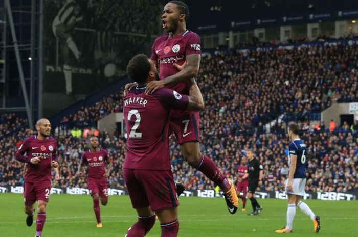 Penyerang Manchester City, Raheem Sterling, merayakan gol ke gawang West Brom pada lanjutan laga Liga Inggris di Stadion The Hawthornes, Sabtu (28/10/2017) malam WIB.