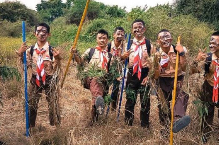 Kegiatan pramuka yang melatih kekompakan tim